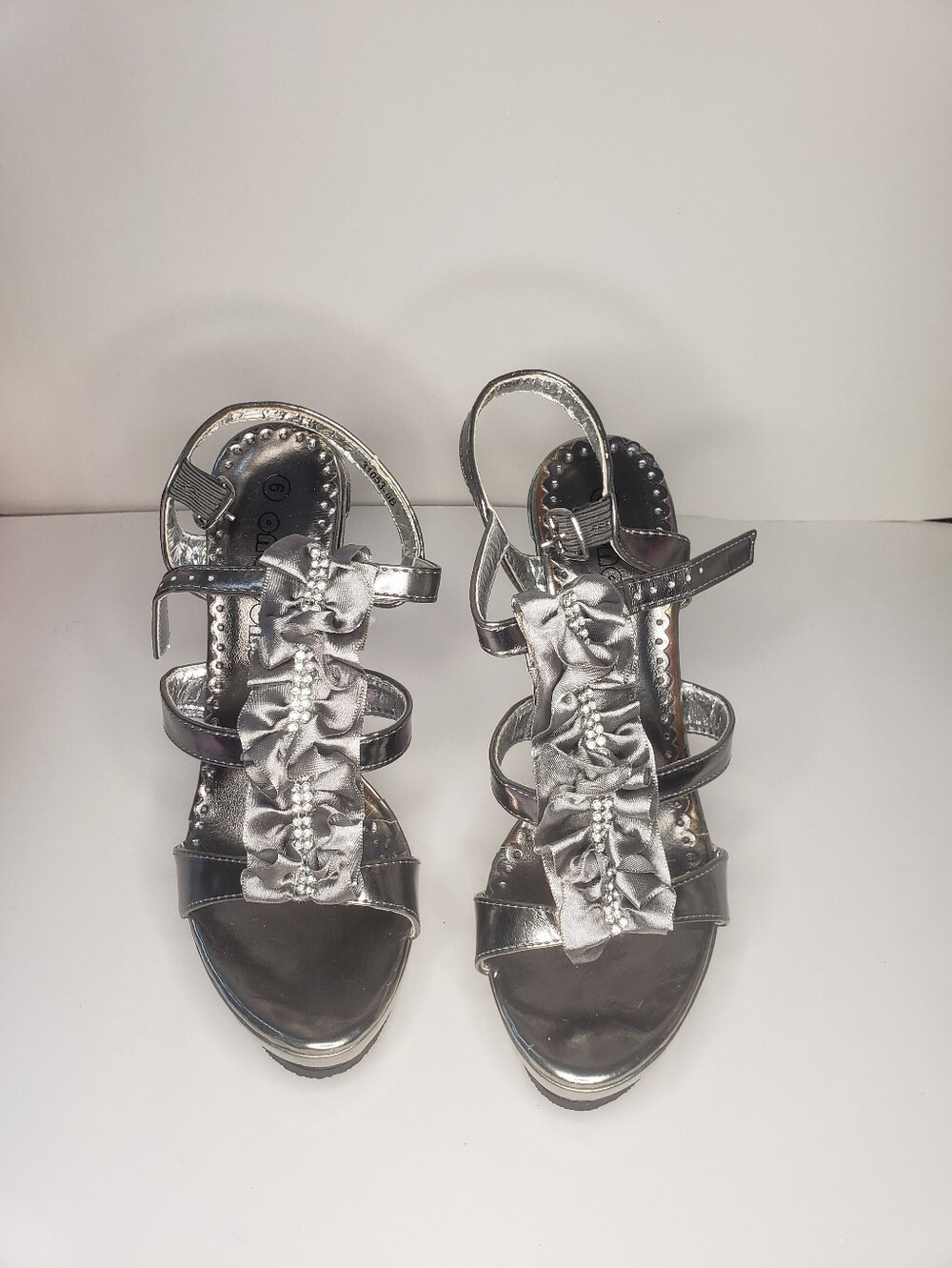 OneOone Sz 6 Silver Ruffle With Crystal Accents T-Strap Women’s Sandals